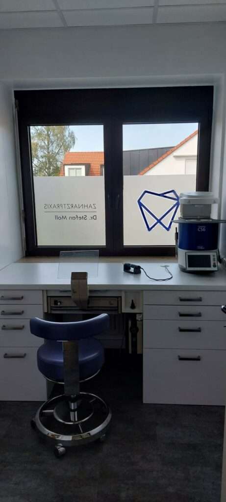 Milchglasfolierung als Sichtschutz und Außenwerbung in einer Praxis.