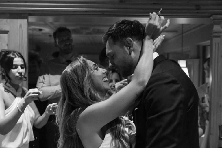 Fotografie Braut und Bräutigam tanzen eng umschlungen auf der Tanzfläche ihrer Hochzeit