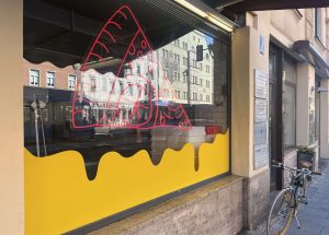Schaufensterfolierung_Pizza3 Moderne Schaufensterfolierung für ein Restaurant mit gelber Glasfolie und Pizza-Motiv im Fenster als auffällige Werbegestaltung.